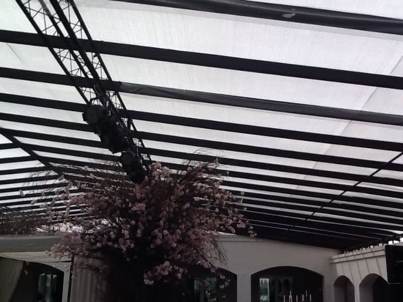 Toldo blanco montado para fiesta en jardín, Uruguay