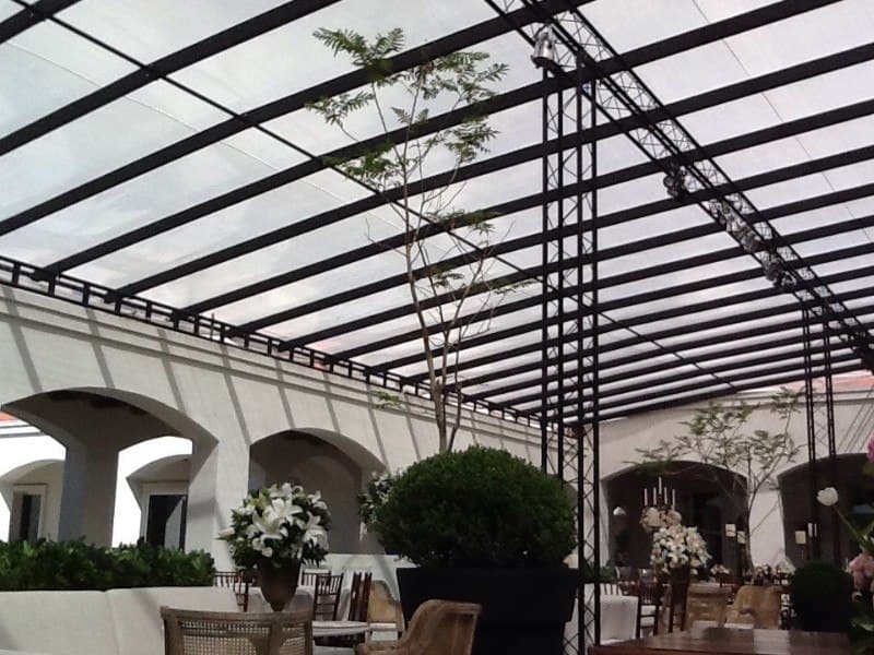 Toldo blanco montado para fiesta en jardín, Uruguay